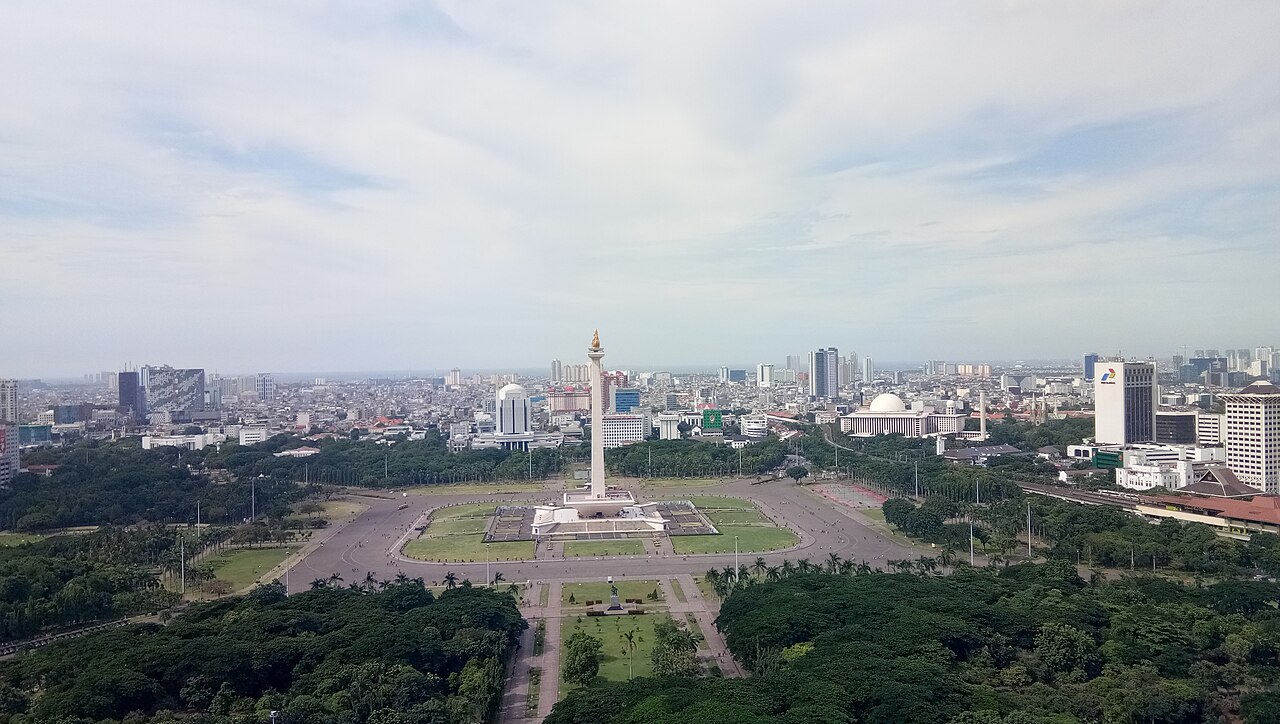Monumen Nasional menjulang di langit Jakarta