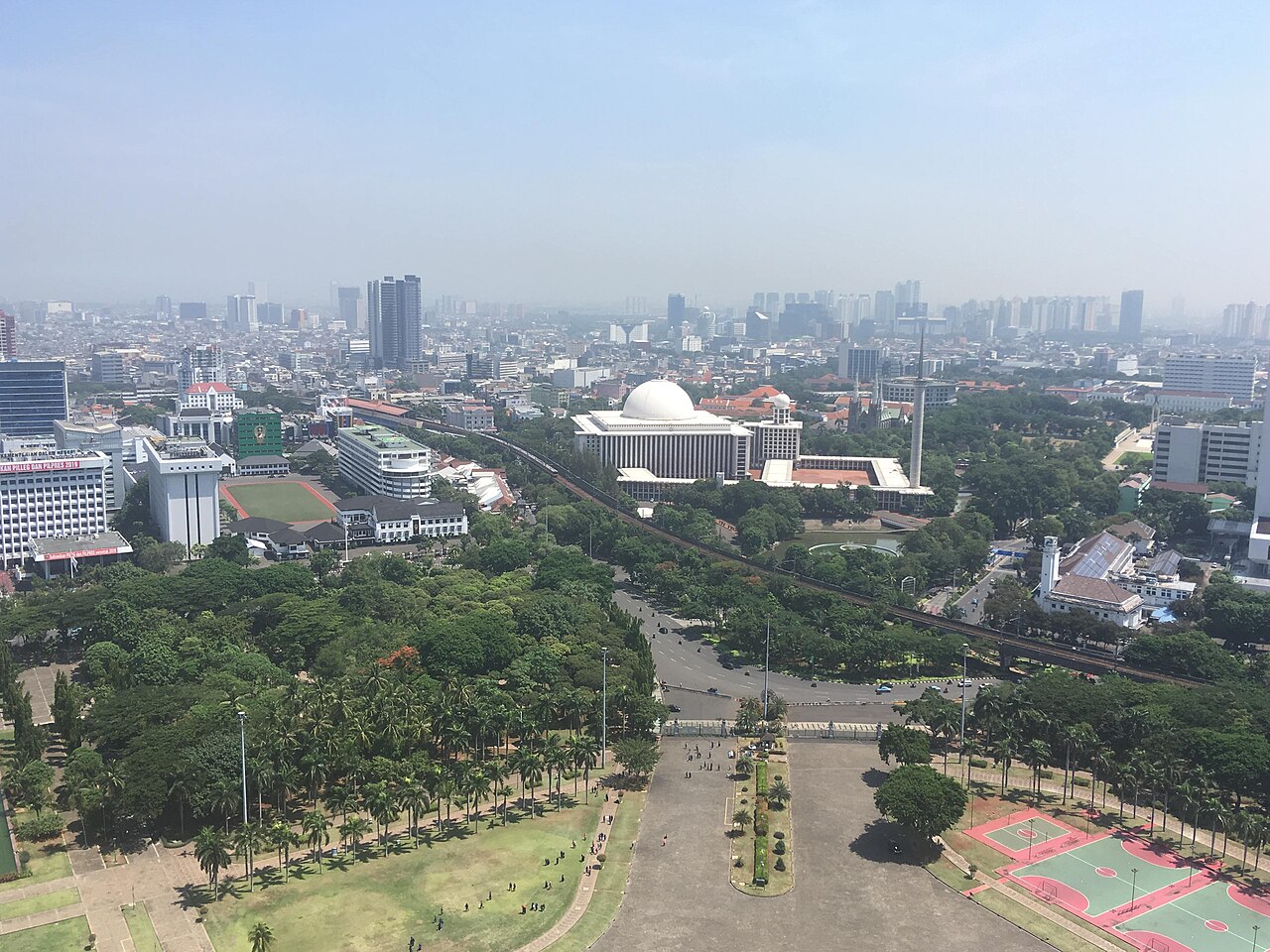 Pemandangan pusat Jakarta dari kawasan Monas